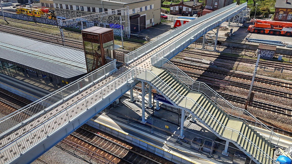 zdjęcie z drona, widać nową kładkę nad torami kolejowymi