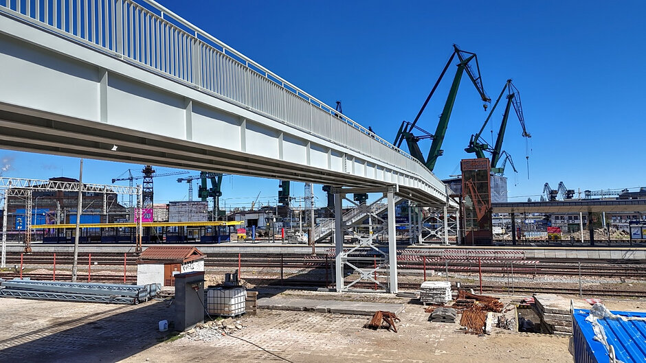 po lewej fragment nowej kładki, w tle dźwigi stoczniowe