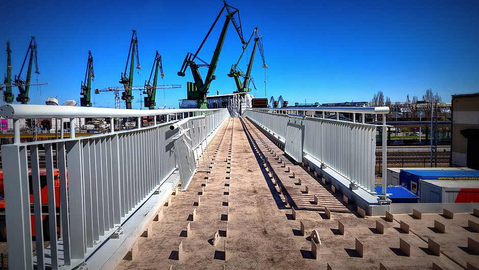 nowa kładka w surowym stanie