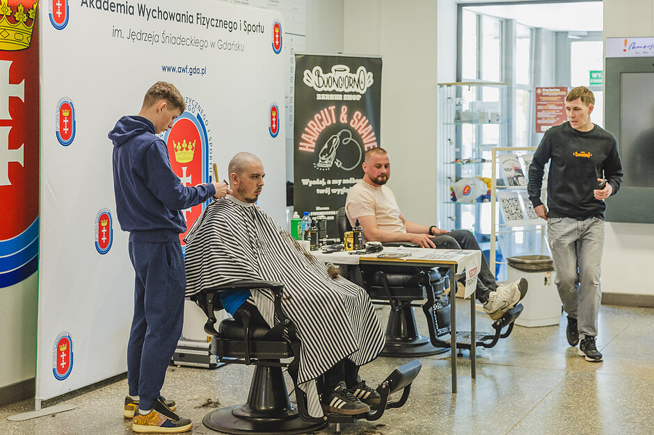 Akcja charytatywna „Cancer Fighters” w AWFiS w Gdańsku. Widać dwa stanowiska barberskie
