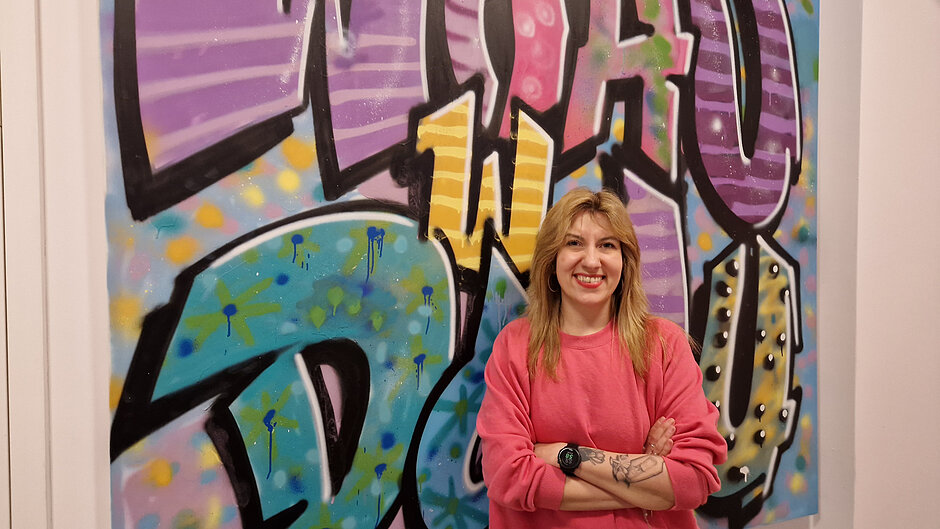 Kobieta na tle wielkich liter grafiti