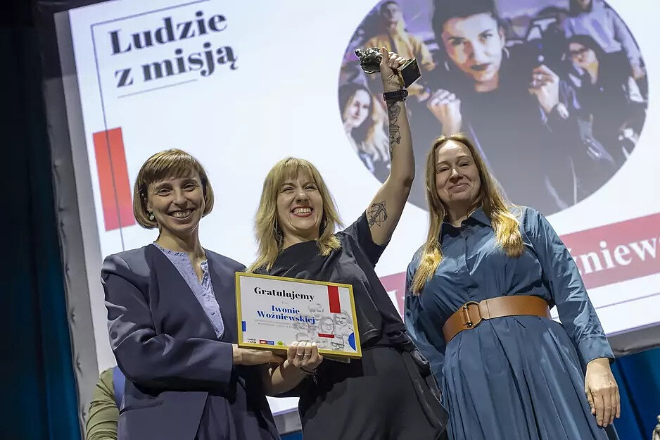 Laureatka ze statuetką i dyplomem, w otoczeniu wiceprezydent Gdańska i dyrektorki MOPR 