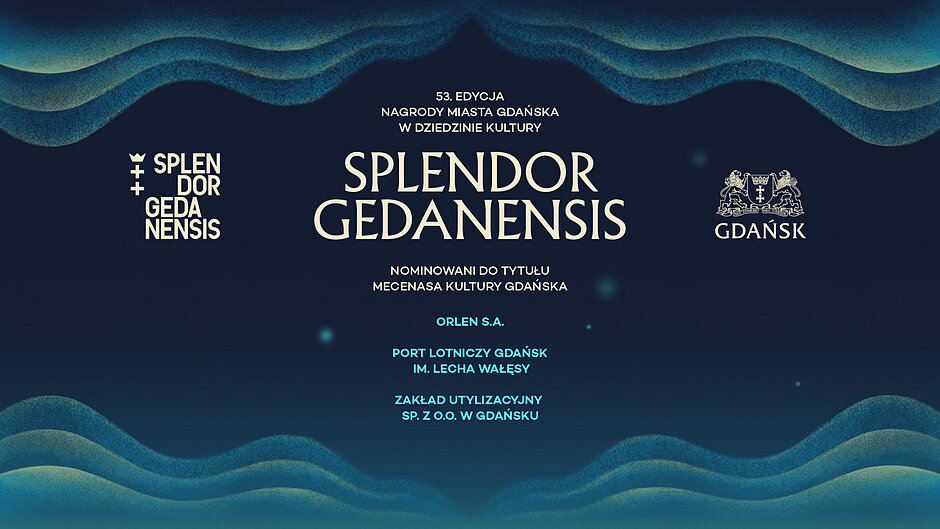 Grafika informująca o 53. edycji Nagrody Miasta Gdańska w dziedzinie kultury „Splendor Gedanensis”. Na ciemnogranatowym tle widoczne są dekoracyjne, falujące pasy w odcieniach turkusu i zieleni u góry i dołu kompozycji. Centralnie umieszczony duży napis „Splendor Gedanensis”. Po lewej stronie znajduje się znak graficzny nagrody, a po prawej herb miasta Gdańska z podpisem „Gdańsk”. Pod tytułem widnieje informacja: „Nominowani do tytułu Mecenasa Kultury Gdańska” oraz lista nominowanych: ORLEN S.A., Port Lotniczy Gdańsk im. Lecha Wałęsy oraz Zakład Utylizacyjny Sp. z o.o. w Gdańsku. Kolorystyka nawiązuje do motywów morskich i miejskich.