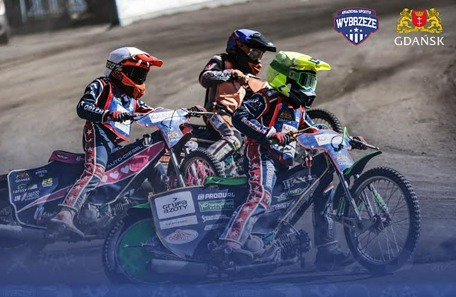 na zdjęciu trzech jadących po torze żużlowców