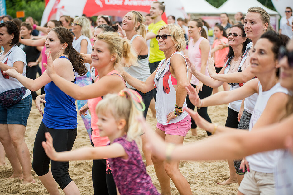 grupa tańczących kobiet na plaży