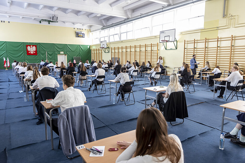 Sala gimnastyczna, w której odbywa się egzamin pisemny