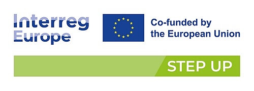 Obraz przedstawia logotyp programu Interreg Europe wraz z informacją o współfinansowaniu przez Unię Europejską i flagą wspólnoty. W dolnej części znajduje się zielony pasek z nazwą projektu „STEP UP”.