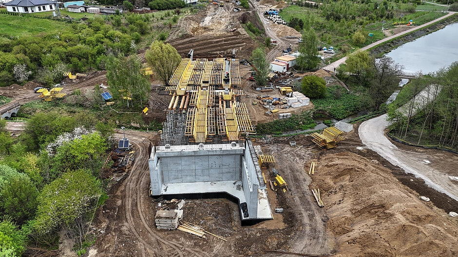 na zdjęciu budowa nowego mostu