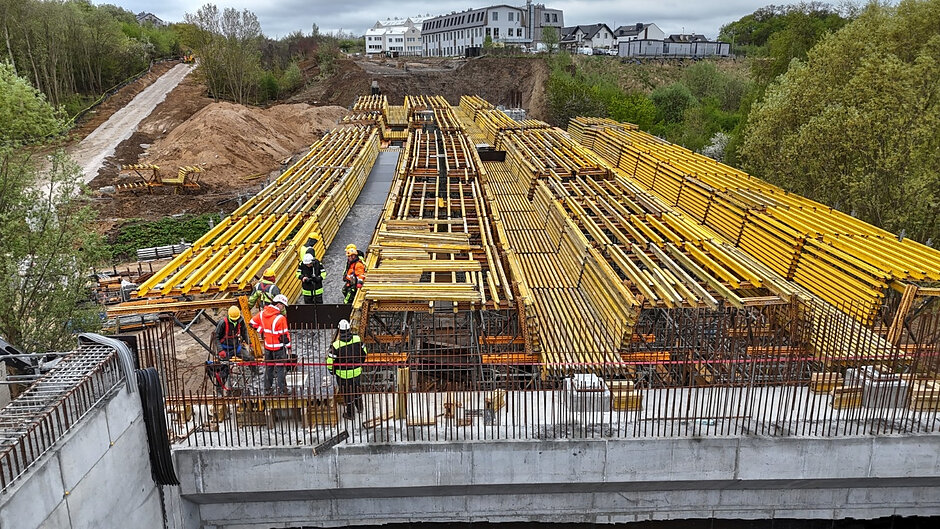 na zdjęciu budowa nowego mostu