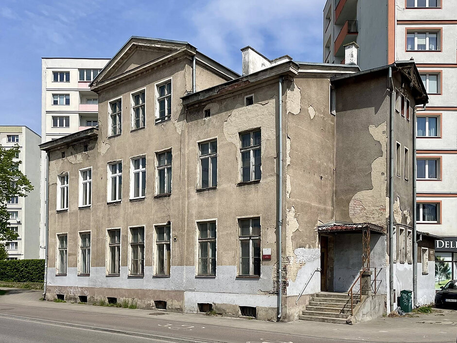 Widok trzykondygnacyjnego budynku wolnostojącego