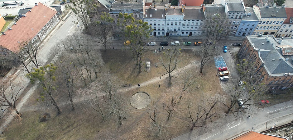 Widok z lotu ptaka na Plac Wałowy: widoczny skwer z resztkami fontanny i kamienice wokół placu
