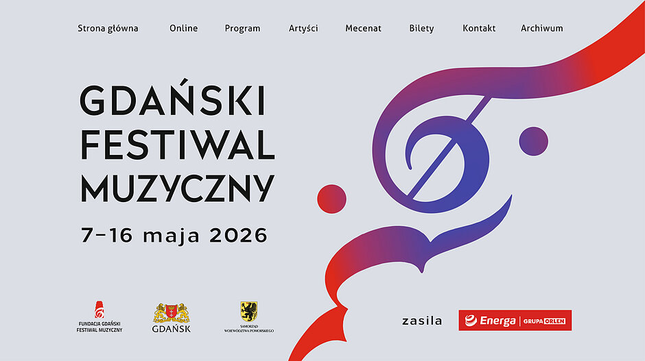 Plakat promujący Gdański Festiwal Muzyczny. Na jasnoszarym tle po lewej stronie znajduje się duży, czarny napis „GDAŃSKI FESTIWAL MUZYCZNY”, a poniżej daty „7–16 maja 2026”. U góry widoczne jest menu strony internetowej z pozycjami: „Strona główna”, „Online”, „Program”, „Artyści”, „Mecenat”, „Bilety”, „Kontakt”, „Archiwum”. Po prawej stronie umieszczono abstrakcyjną, płynną grafikę w gradientowych kolorach czerwieni, fioletu i niebieskiego, zawierającą okrągły motyw przypominający symbol muzyczny. Na dole znajdują się logotypy organizatorów i partnerów, w tym Fundacji Gdańskiego Festiwalu Muzycznego, miasta Gdańsk, Samorządu Województwa Pomorskiego oraz sponsor „Energa Grupa ORLEN”.