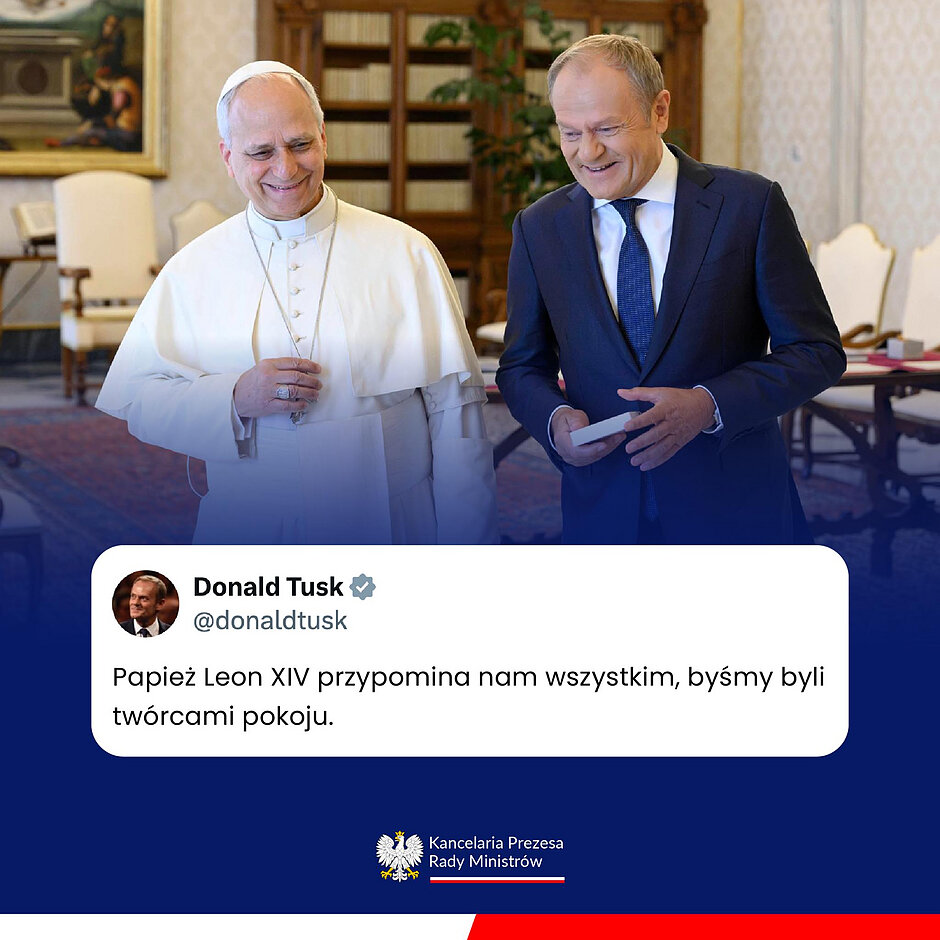 Papież po lewej, premier po prawej - idą razem, uśmiechnięci