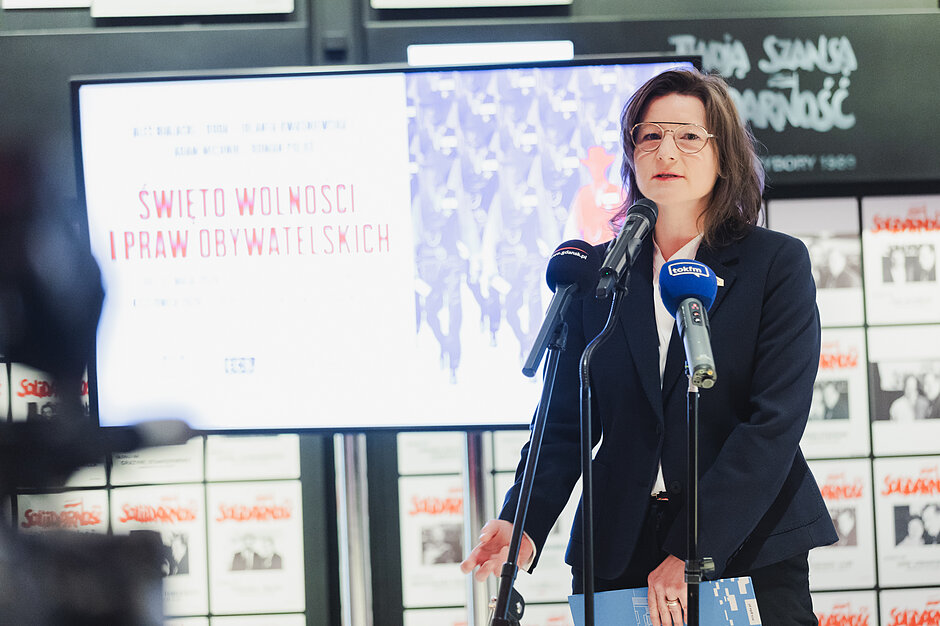 Magdalena Mistat, p.o. dyrektor Europejskiego Centrum Solidarności przy mikrofonie 