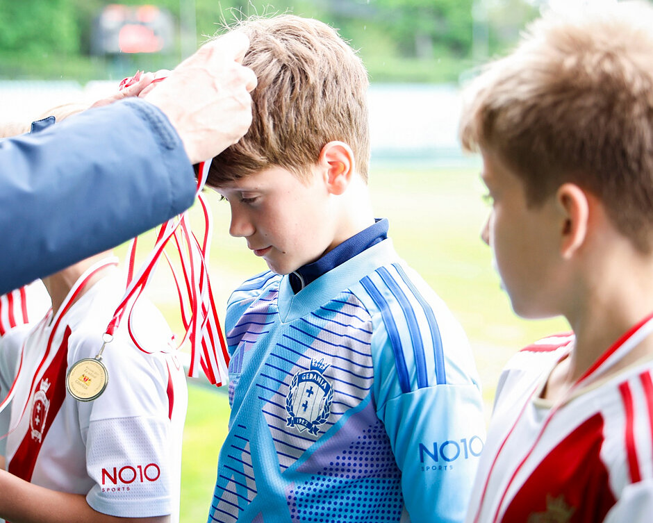 Młodzi zawodnicy dekorowani medalami