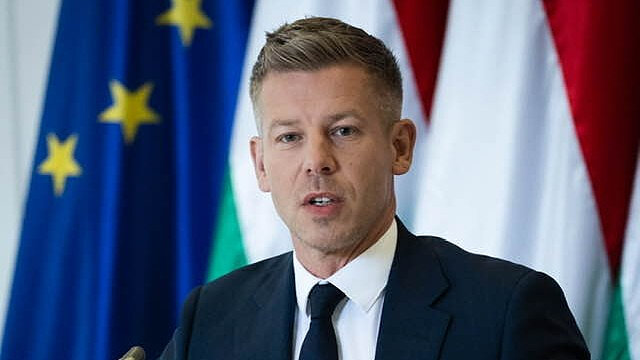 Zdjęcie premiera na tle flag Węgier i UE