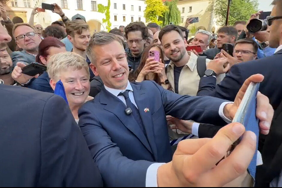 Premier Magyar robi selfie w tłumie osób