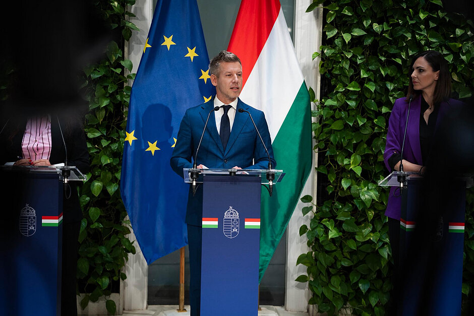 Premier Magyar na tle flagi Węgier i flagi Unii Europejskiej