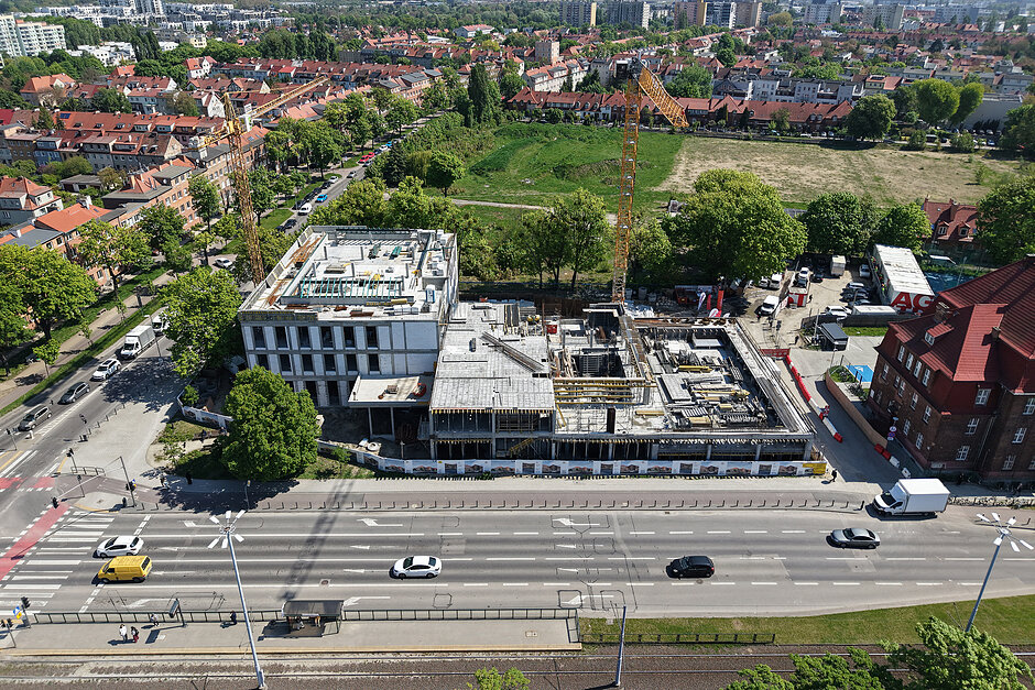 zdjęcie z drona, widać stan surowy nowego budynku basenu miejskiego