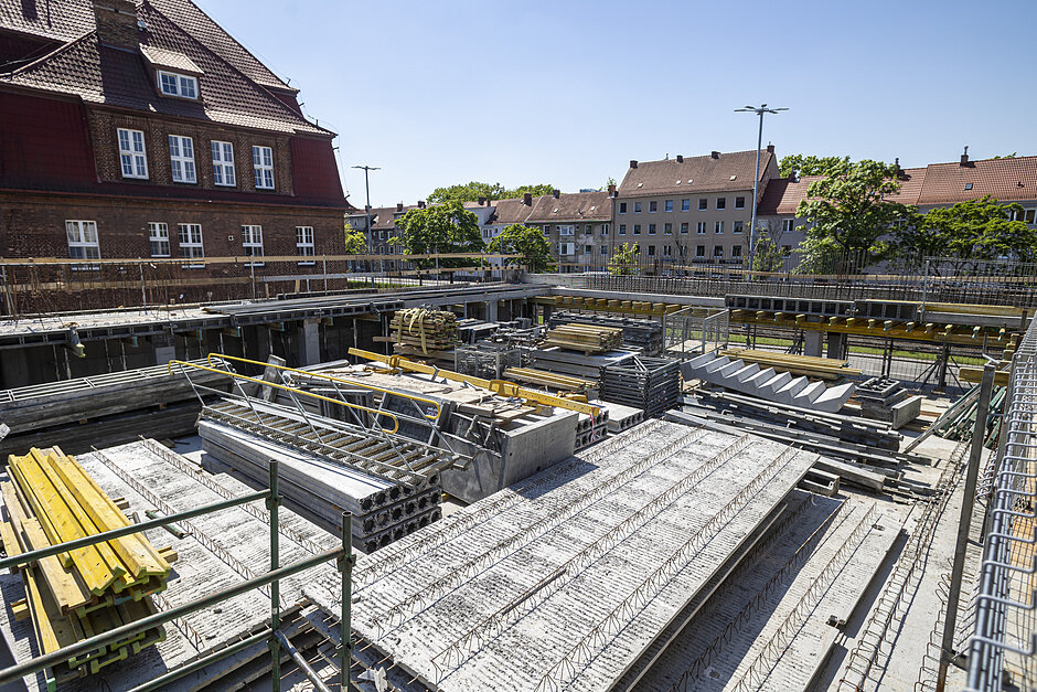 na zdjęciu fragment powstającego budynku, jest dużo elementów betonowych i stalowych