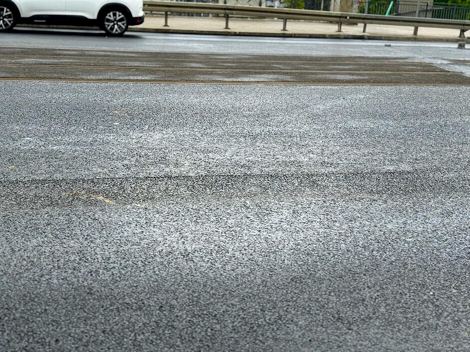 na zdjęciu nowa nawierzchnia asfaltowa jezdni