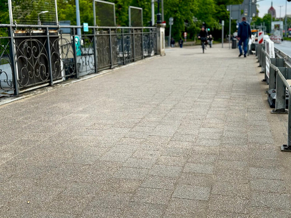 na zdjęciu nowy chodnik