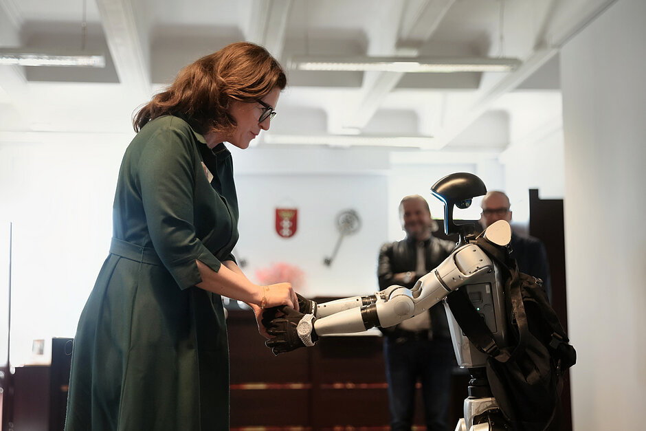Prezydent Aleksandra Dulkiewicz i robot humanoidalny