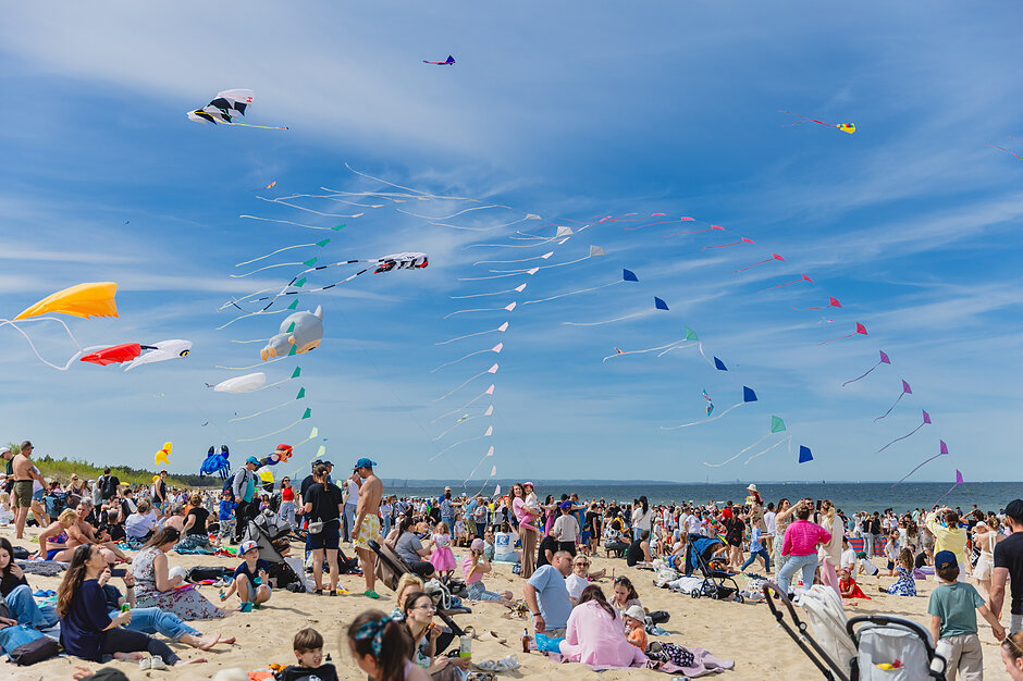 10. Karnawał Latawców - niebo na plaży pełne latawców