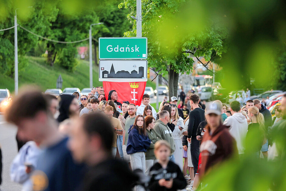 Tłum przy tablicy wjazdowej do Gdańska