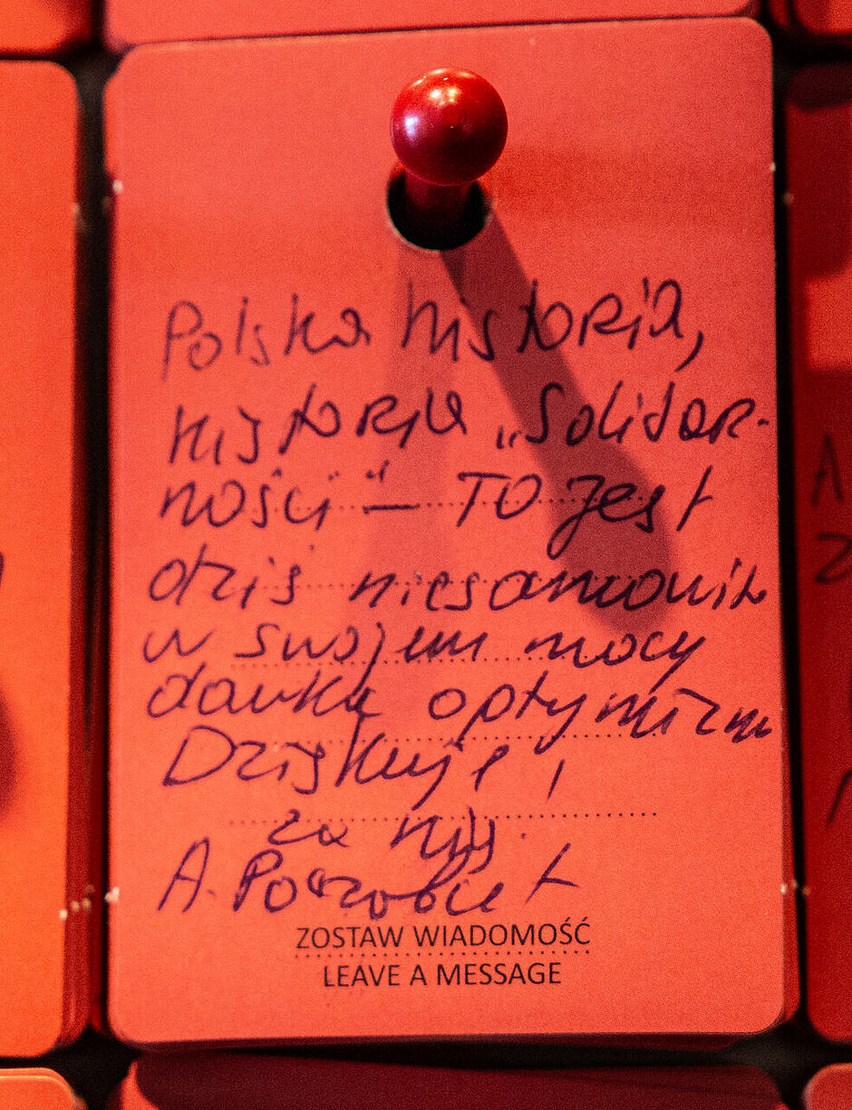 Czerwona kartka ze słowami napisanymi długopisem