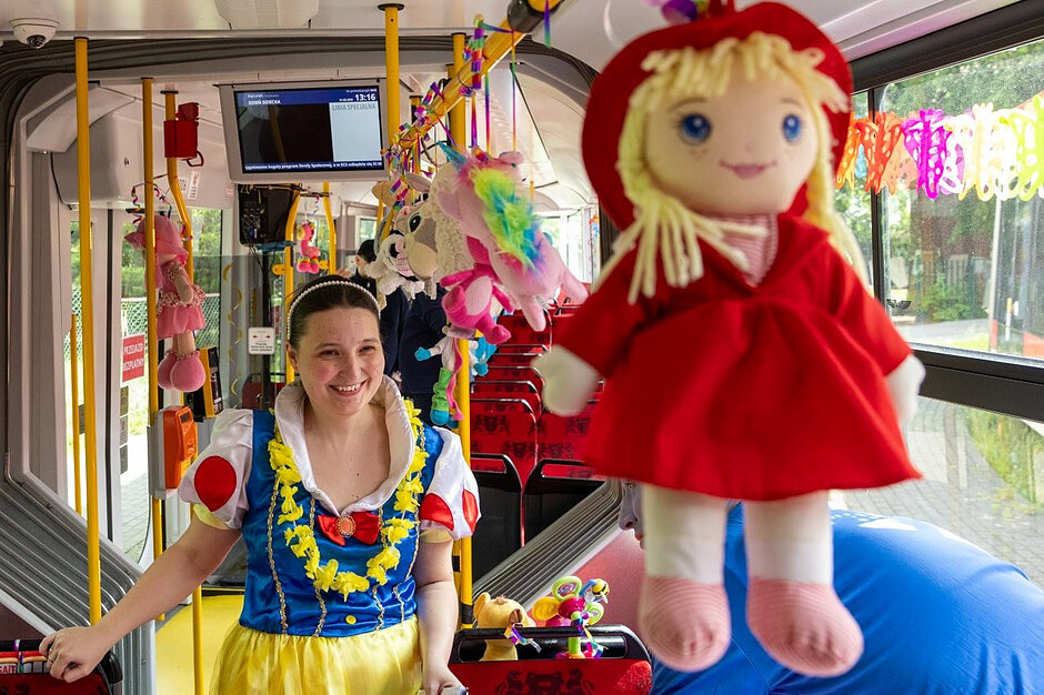 bajkowa postać w tramwaju, widać też pluszową lalkę