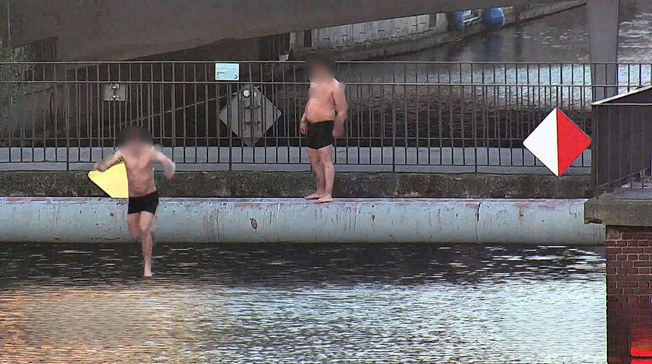 Dwaj mężczyźni skaczą do Motławy 