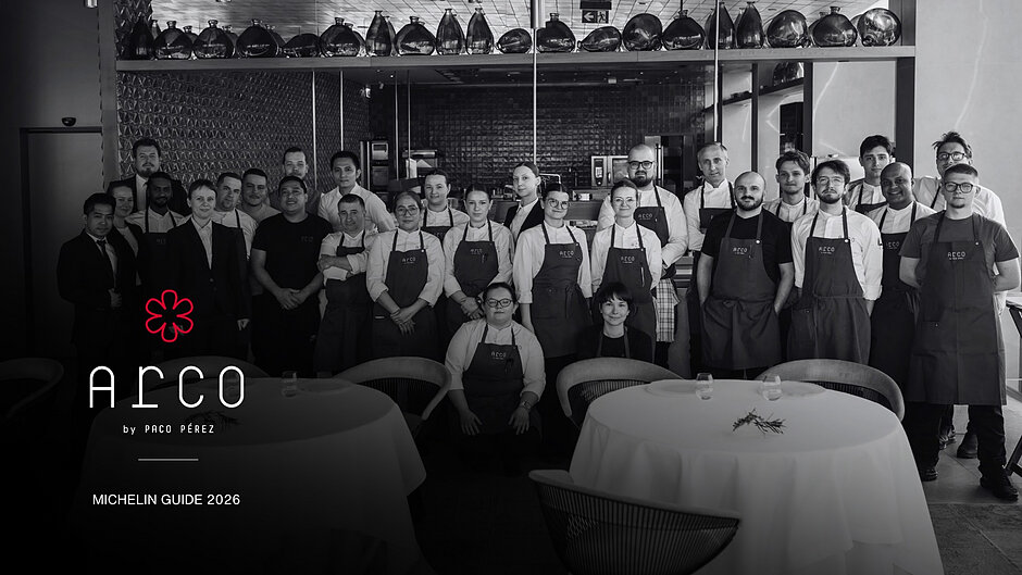 Czarnobiałe zdjęcie, na którym liczny zespół restauracji pozuje do zdjęcia.