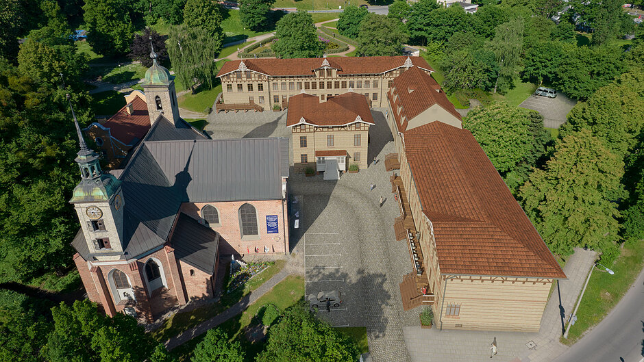 Widok z lotu ptaka na kompleks zabytkowych budynków