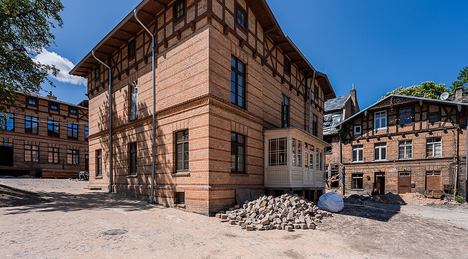 Widok remontowanych budynków