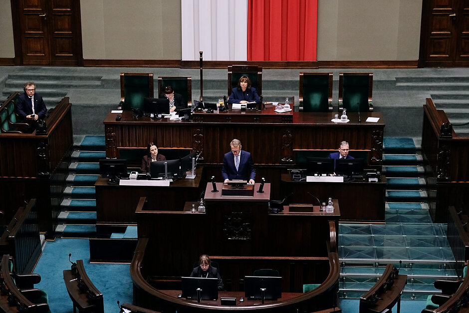 Poseł na sejmowej mównicy