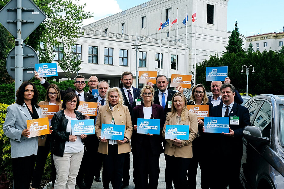 Grupa około 10 osób pozuje do zdjęcia