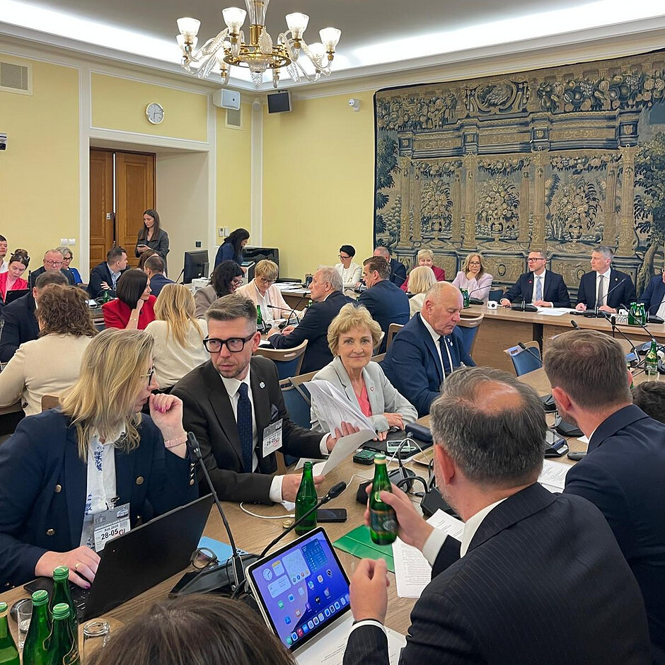 Wspólna dyskusja parlamentarzystów i samorządowców podczas posiedzenia sejmowych komisji