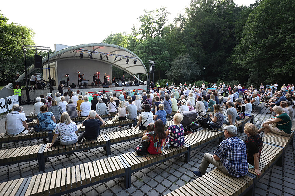 Amfiteatr Orana w Parku Oruńskim. Koncert Krystyny Stańko i Edyty Herbuś.