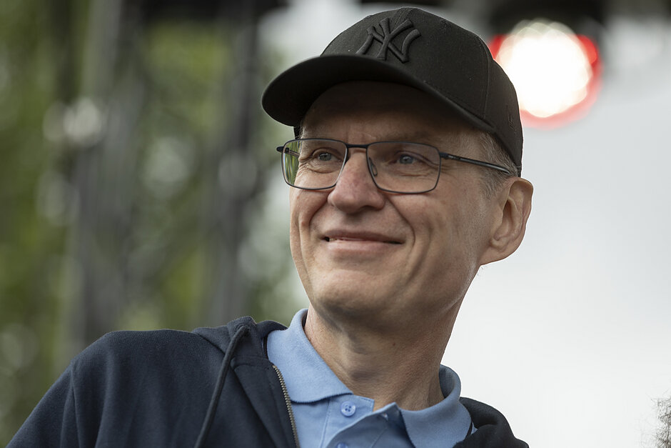 na zdjęciu Andrzej poczobut w czapce i okularach