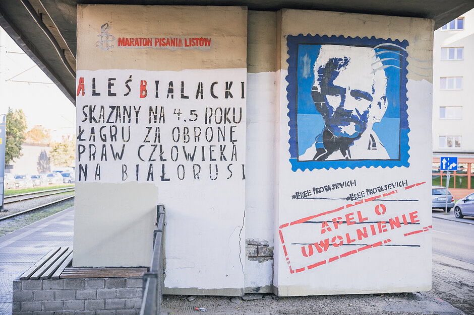 Mural z podobizną Alesia Bialackiego