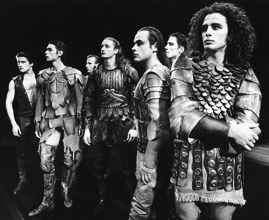Aktorzy Teatru Ekspresji w spektaklu „Idole perwersji” Zofii de Ines, reż. Wojciech Misiuro, 1991. Mężczyźni stoją obok siebie i prezentują konstiumy.