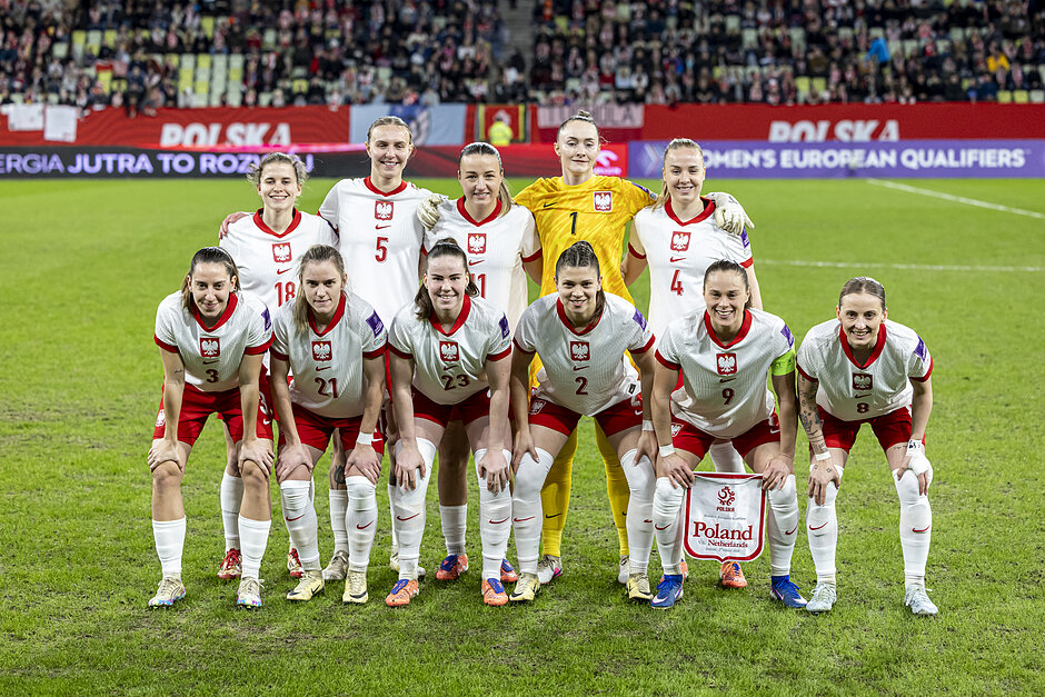 na zdjęciu pozuje kobieca drużyna Polski grająca w piłkę nożną