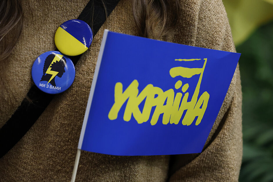 Zbliżenie na flagę z napisem Ukraina 