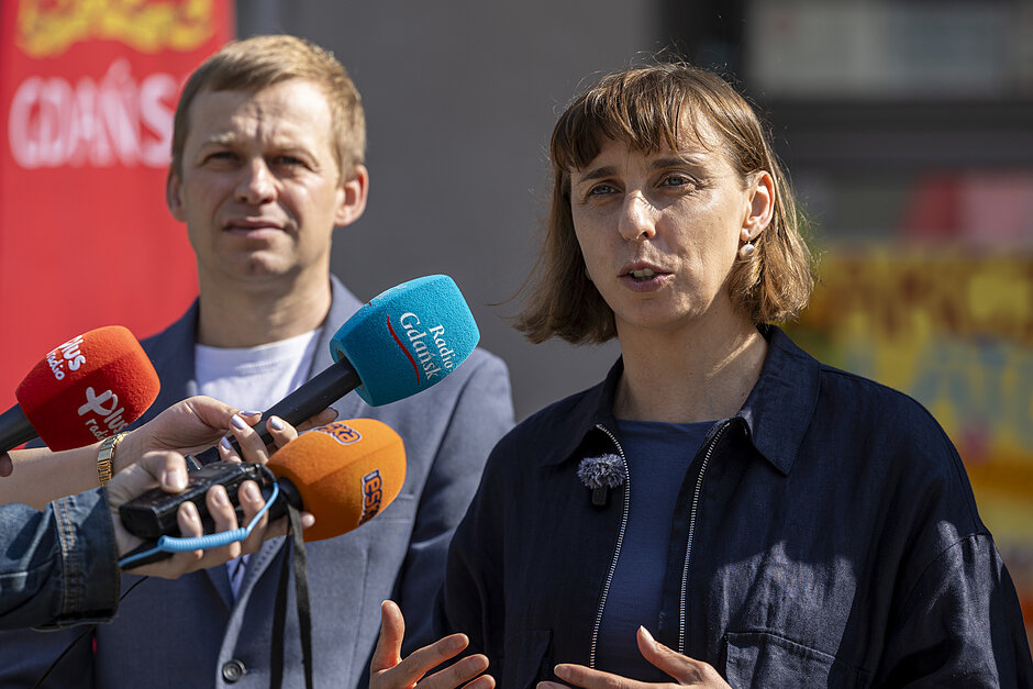 Kobieta przed mikrofonem.