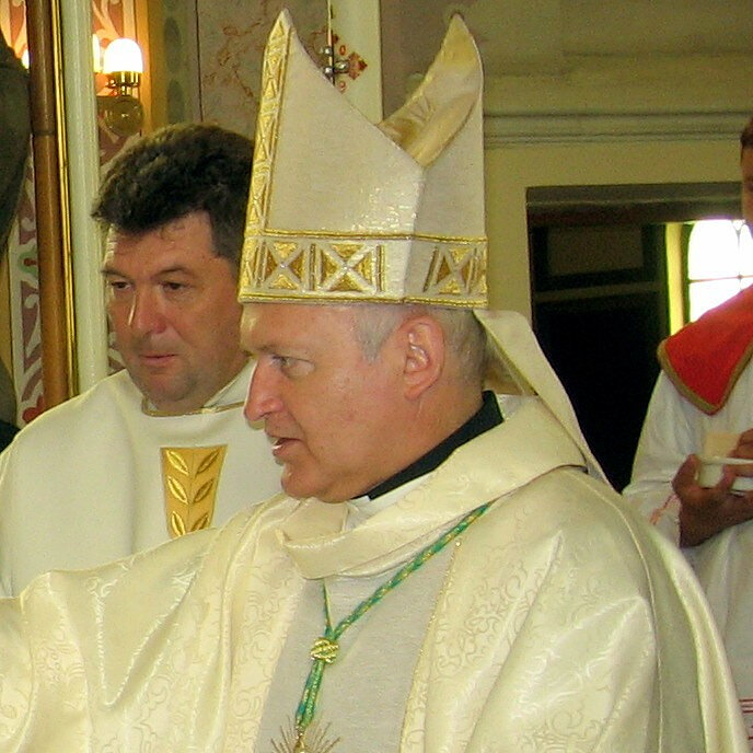 Zdjęcie biskupa w szatach liturgicznych