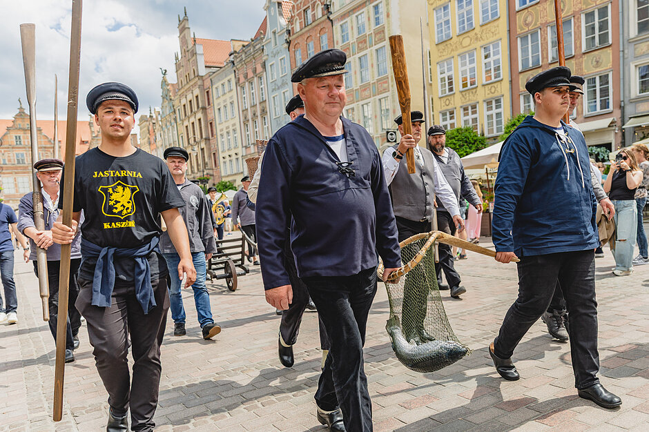 Rybacy idą przez Długi Targ
