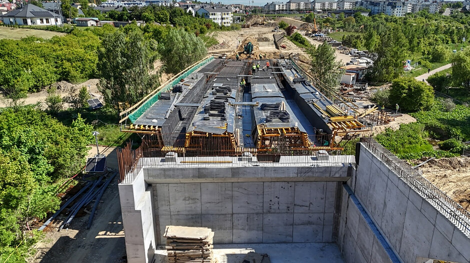 zdjęcie z drona, widać rusztowania przyszłego mostu