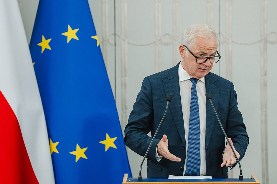 Mężczyzna po sześćdziesiątce przemawia na forum Senatu 