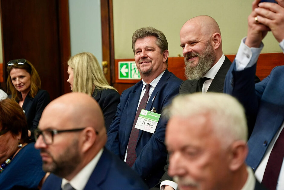 Grupa osób na sejmowej galerii dla publiczności